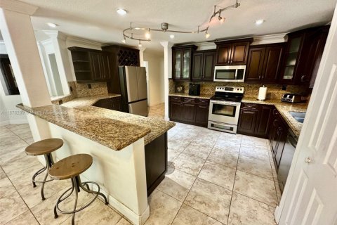 House in Miami, Florida 7 bedrooms, 481.42 sq.m. № 1925381 - photo 11