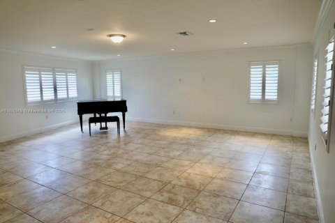 House in Miami, Florida 7 bedrooms, 481.42 sq.m. № 1925381 - photo 7
