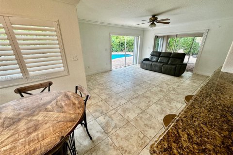 House in Miami, Florida 7 bedrooms, 481.42 sq.m. № 1925381 - photo 12