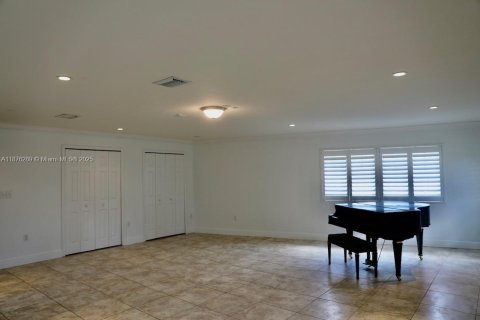 House in Miami, Florida 7 bedrooms, 481.42 sq.m. № 1925381 - photo 8