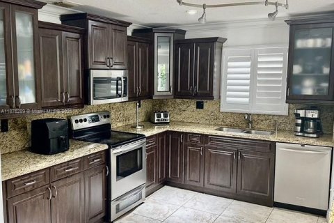 House in Miami, Florida 7 bedrooms, 481.42 sq.m. № 1925381 - photo 10