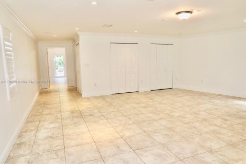 House in Miami, Florida 7 bedrooms, 481.42 sq.m. № 1925381 - photo 22