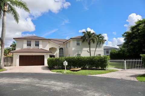 House in Miami, Florida 7 bedrooms, 481.42 sq.m. № 1925381 - photo 1