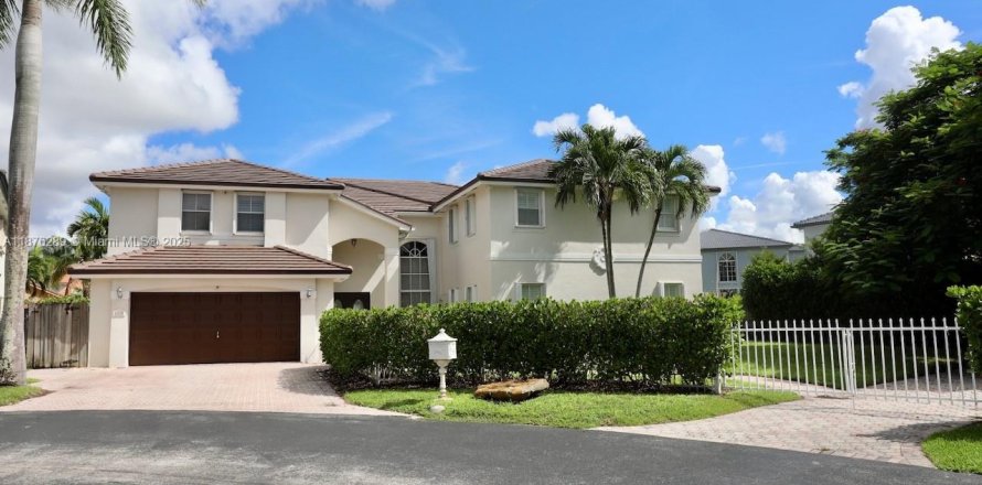 House in Miami, Florida 7 bedrooms, 481.42 sq.m. № 1925381