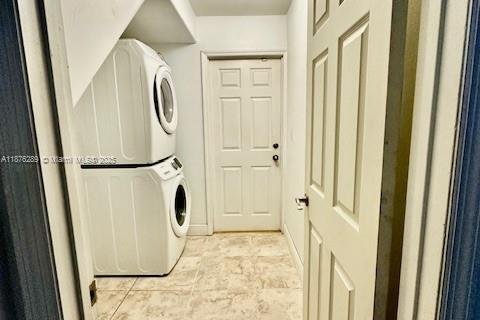 House in Miami, Florida 7 bedrooms, 481.42 sq.m. № 1925381 - photo 25