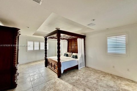 House in Miami, Florida 7 bedrooms, 481.42 sq.m. № 1925381 - photo 17