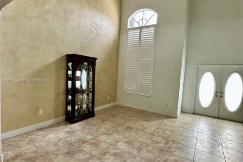 House in Miami, Florida 7 bedrooms, 481.42 sq.m. № 1925381 - photo 4