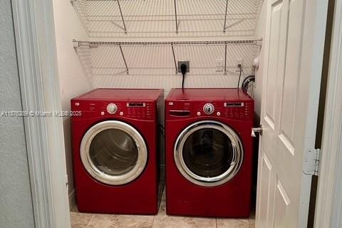 House in Miami, Florida 7 bedrooms, 481.42 sq.m. № 1925381 - photo 13