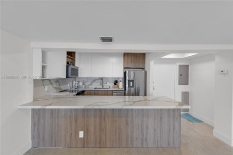 Condo in Hollywood, Florida, 1 bedroom  № 1997494 - photo 8