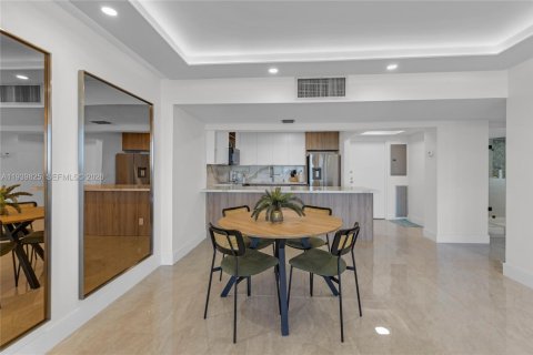 Condo in Hollywood, Florida, 1 bedroom  № 1997494 - photo 7