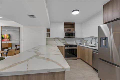 Condo in Hollywood, Florida, 1 bedroom  № 1997494 - photo 4