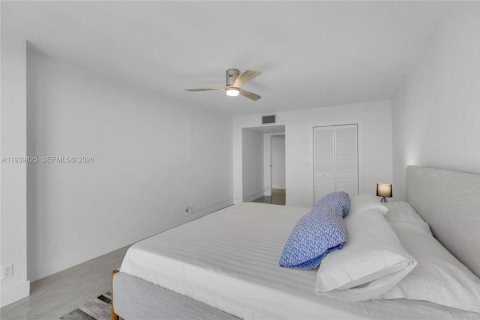 Condo in Hollywood, Florida, 1 bedroom  № 1997494 - photo 18