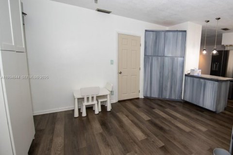 House in Hollywood, Florida 4 bedrooms, 200.3 sq.m. № 1994053 - photo 10