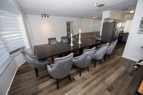 House in Hollywood, Florida 4 bedrooms, 200.3 sq.m. № 1994053 - photo 5