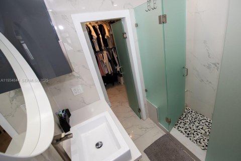 House in Hollywood, Florida 4 bedrooms, 200.3 sq.m. № 1994053 - photo 24