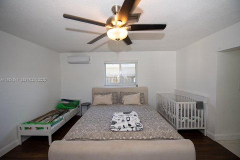 House in Hollywood, Florida 4 bedrooms, 200.3 sq.m. № 1994053 - photo 20