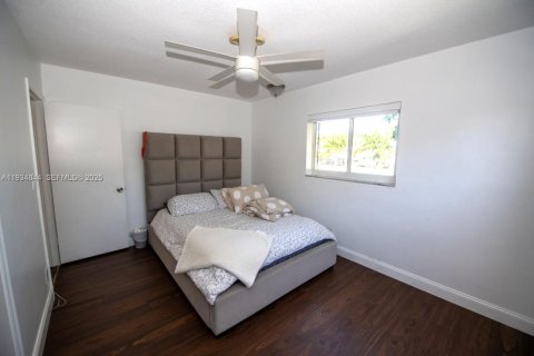 House in Hollywood, Florida 4 bedrooms, 200.3 sq.m. № 1994053 - photo 13