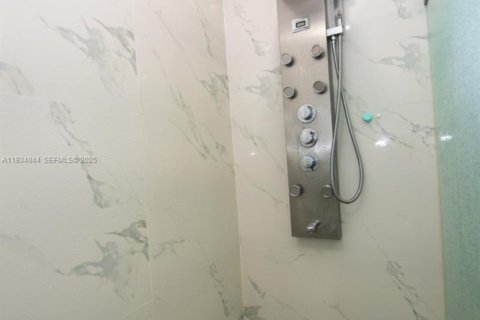 House in Hollywood, Florida 4 bedrooms, 200.3 sq.m. № 1994053 - photo 23