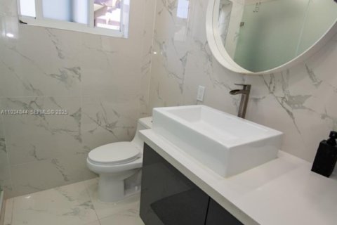 House in Hollywood, Florida 4 bedrooms, 200.3 sq.m. № 1994053 - photo 22