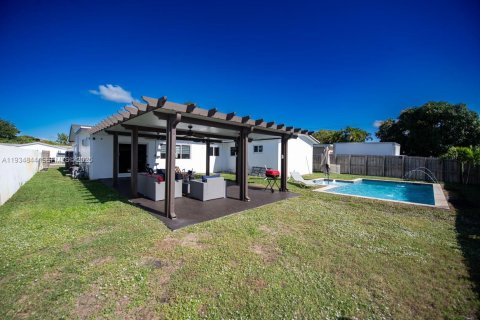 House in Hollywood, Florida 4 bedrooms, 200.3 sq.m. № 1994053 - photo 29