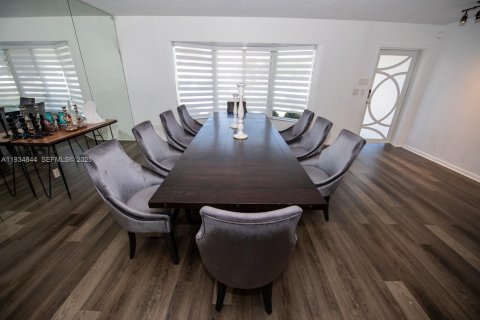 House in Hollywood, Florida 4 bedrooms, 200.3 sq.m. № 1994053 - photo 4