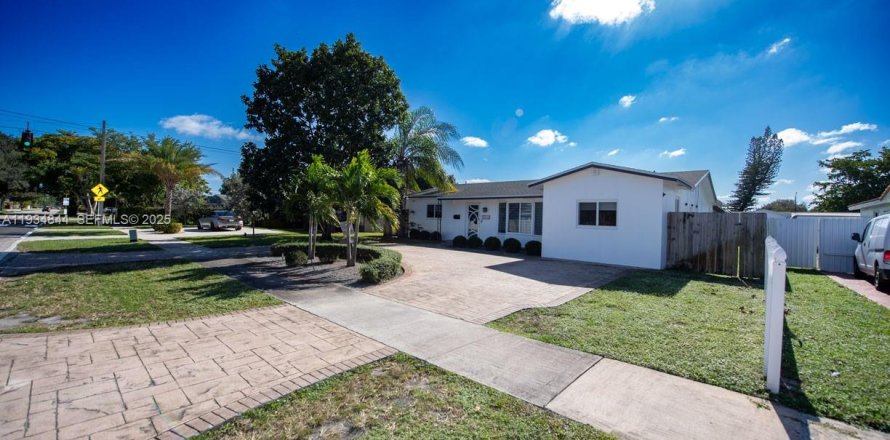 House in Hollywood, Florida 4 bedrooms, 200.3 sq.m. № 1994053