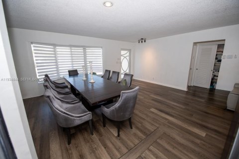 House in Hollywood, Florida 4 bedrooms, 200.3 sq.m. № 1994053 - photo 3