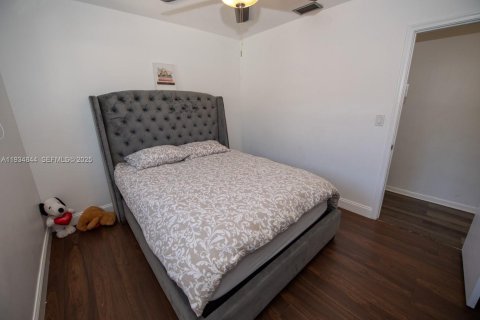 House in Hollywood, Florida 4 bedrooms, 200.3 sq.m. № 1994053 - photo 16