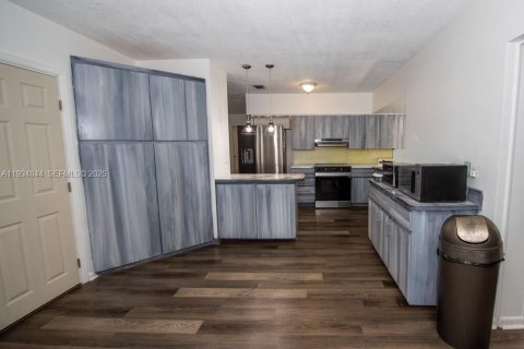 House in Hollywood, Florida 4 bedrooms, 200.3 sq.m. № 1994053 - photo 9