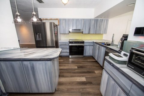 House in Hollywood, Florida 4 bedrooms, 200.3 sq.m. № 1994053 - photo 8