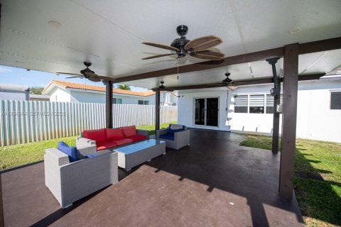 House in Hollywood, Florida 4 bedrooms, 200.3 sq.m. № 1994053 - photo 27