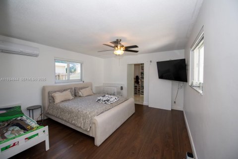 House in Hollywood, Florida 4 bedrooms, 200.3 sq.m. № 1994053 - photo 19