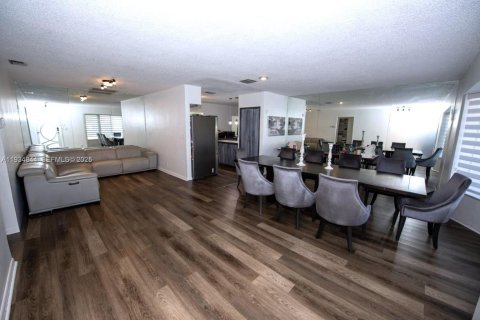 House in Hollywood, Florida 4 bedrooms, 200.3 sq.m. № 1994053 - photo 6