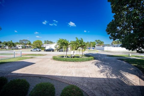 House in Hollywood, Florida 4 bedrooms, 200.3 sq.m. № 1994053 - photo 2