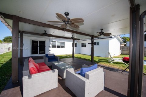 House in Hollywood, Florida 4 bedrooms, 200.3 sq.m. № 1994053 - photo 28