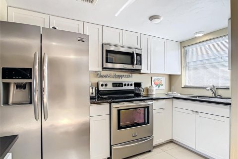 Condo in Saint Petersburg, Florida, 1 bedroom  № 1786869 - photo 8