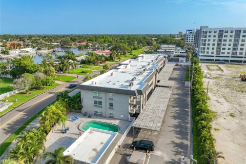 Condo in Saint Petersburg, Florida, 1 bedroom  № 1786869 - photo 1
