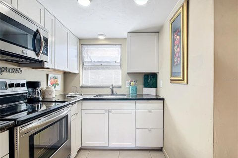Condo in Saint Petersburg, Florida, 1 bedroom  № 1786869 - photo 10