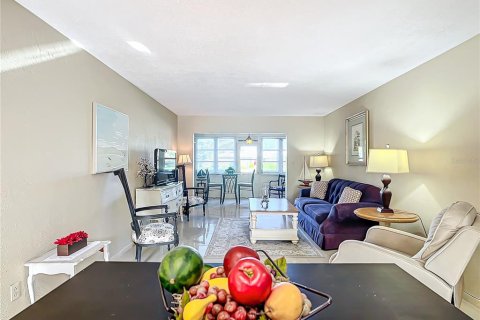 Condo in Saint Petersburg, Florida, 1 bedroom  № 1786869 - photo 14