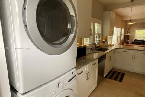 Снять в аренду виллу или дом в Майами, Флорида 3 спальни, 124.02м2, № 2245951 - фото 14
