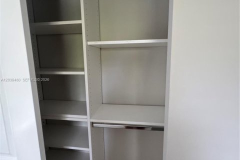 Снять в аренду виллу или дом в Майами, Флорида 3 спальни, 124.02м2, № 2245951 - фото 28