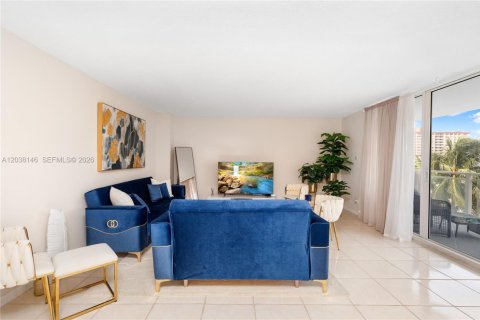 Купить кондоминиум в Халландейл-Бич, Флорида 2 спальни, 121.89м2, № 2173015 - фото 3