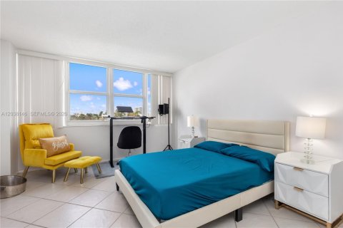 Купить кондоминиум в Халландейл-Бич, Флорида 2 спальни, 121.89м2, № 2173015 - фото 21