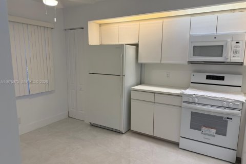 Copropriété à louer à Pembroke Pines, Floride: 2 chambres, 110.74 m2 № 2041490 - photo 11