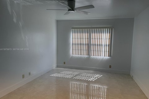 Copropriété à louer à Pembroke Pines, Floride: 2 chambres, 110.74 m2 № 2041490 - photo 4