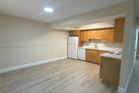Condominio en alquiler en Coral Springs, Florida, 3 dormitorios, 791.9 m2 № 2247890 - foto 3