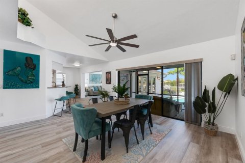 House in Apollo Beach, Florida 4 bedrooms, 246.19 sq.m. № 1718021 - photo 19