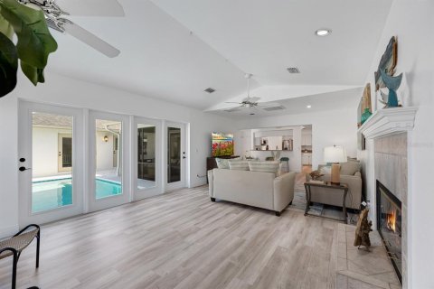 House in Apollo Beach, Florida 4 bedrooms, 246.19 sq.m. № 1718021 - photo 24