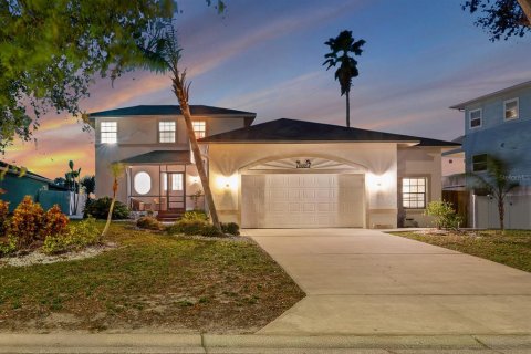 House in Apollo Beach, Florida 4 bedrooms, 246.19 sq.m. № 1718021 - photo 3