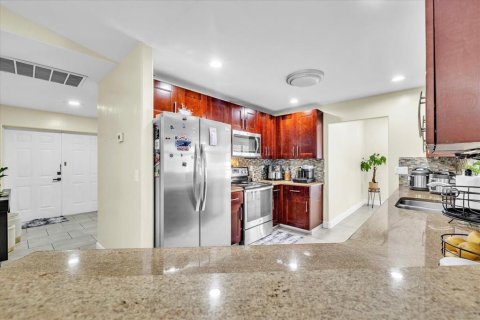 House in Cape Coral, Florida 3 bedrooms, 189.89 sq.m. № 2418361 - photo 15
